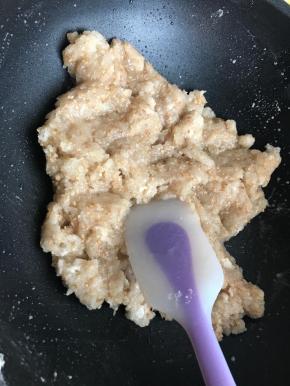 炒至馅成团立即停，把馅铺在盘中，晾凉