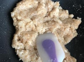 炒至馅成团立即停，把馅铺在盘中，晾凉