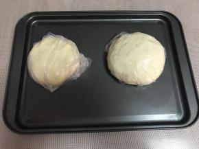 水油皮和油酥分别和面，水油皮要充分揉至拓展，出薄膜，然后装保鲜袋醒面20分钟