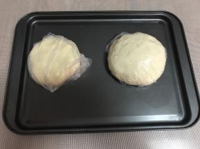 水油皮和油酥分别和面，水油皮要充分揉至拓展，出薄膜，然后装保鲜袋醒面20分钟