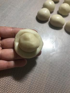 水油皮面团按扁，包裹油酥