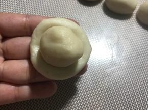 水油皮面团按扁，包裹油酥