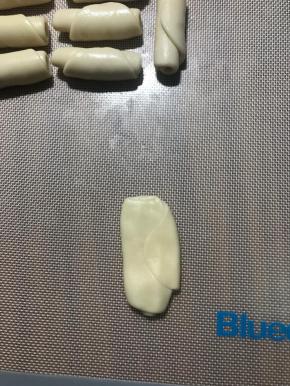 取一个面卷，竖着放，稍微按扁