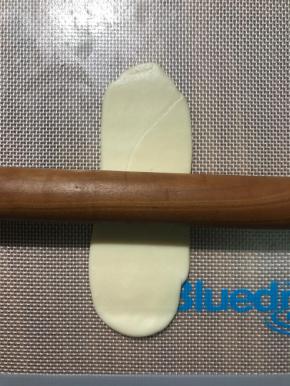 也是擀面杖，中间开始擀，中间往前，中间往后，不要来回擀，也不要擀太长。