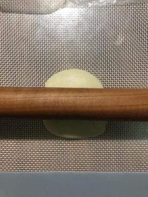 擀的方法也是，中间向上一下，向下一下，向左一下，向右一下，如果觉得面片小，那就再来一圈