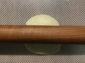 擀的方法也是，中间向上一下，向下一下，向左一下，向右一下，如果觉得面片小，那就再来一圈