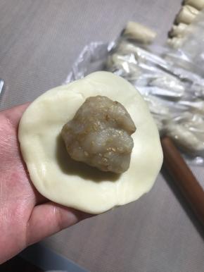 包裹馅料，收口。