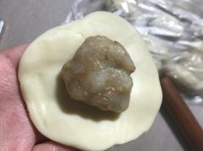 包裹馅料，收口。