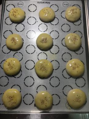 撒少许芝麻，也可以不撒，烤箱预热170度，烤20分钟左右，