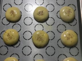 撒少许芝麻，也可以不撒，烤箱预热170度，烤20分钟左右，