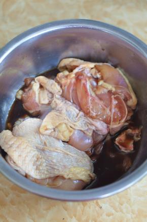 加入料酒、生抽、胡椒粉、盐腌制半小时。