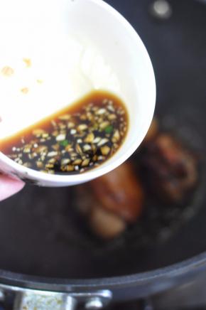 另调好酱汁，蚝油、蜂蜜、生抽、蒜粒、白酒混合，倒入锅中炖几分钟。