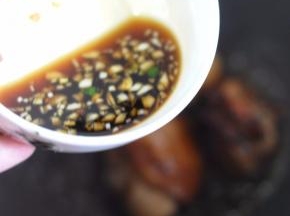 另调好酱汁，蚝油、蜂蜜、生抽、蒜粒、白酒混合，倒入锅中炖几分钟。