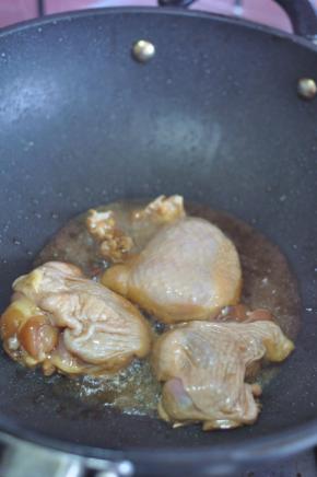 锅里倒入油，放入鸡肉，两面煎至变色。