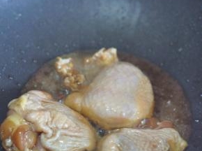 锅里倒入油，放入鸡肉，两面煎至变色。