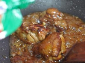 出锅前挤入番茄酱。