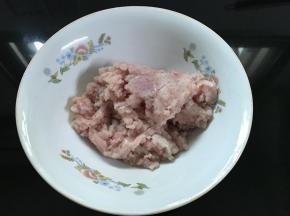 猪肉洗净剁碎。