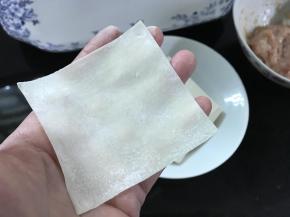取一张小锟饨皮。