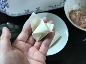 然后四角往中间提起轻轻捏一下。