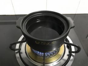 全部包好后，砂锅中放入适量清水。中火把水煮开。