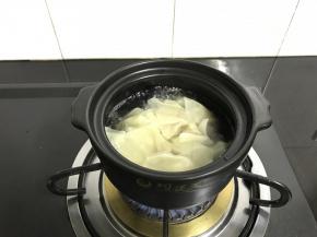 水开后放入小锟饨。