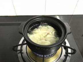 水开后放入小锟饨。