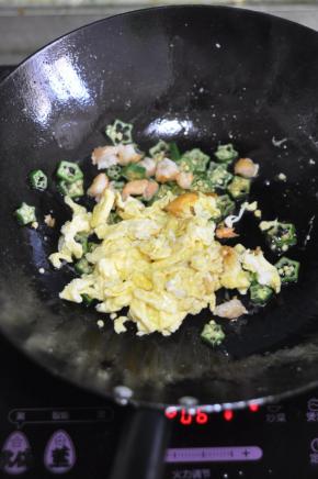 放入刚才炒好的鸡蛋。