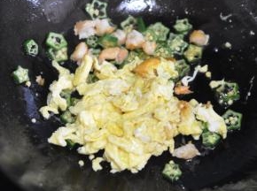 放入刚才炒好的鸡蛋。