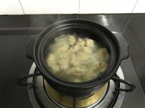 用勺子轻轻划散，等再次水开，小锟饨皮呈透明色，即可关火。