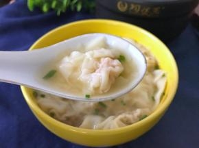 把小锟饨舀入调好汤汁的碗中，撒入葱花即可。