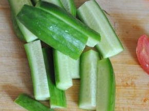 超市买的迷你黄瓜，口感脆爽，清香爽口，和普通黄瓜吃起来真的不太一样。将它切成段状。