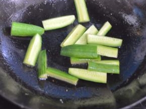 锅里倒入油，放入迷你黄瓜。