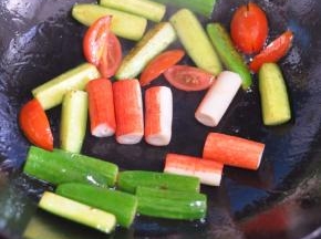 放入蟹棒，加少许水盖上锅盖，焖煮几分钟。