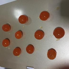 生咸蛋黄用高度白酒喷一下，放入烤箱180度烤8分钟