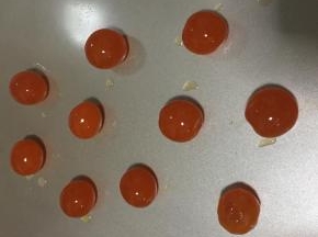 生咸蛋黄用高度白酒喷一下，放入烤箱180度烤8分钟