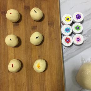 油酥平均分成6份，加入相应颜色的色素