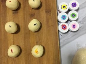 油酥平均分成6份，加入相应颜色的色素