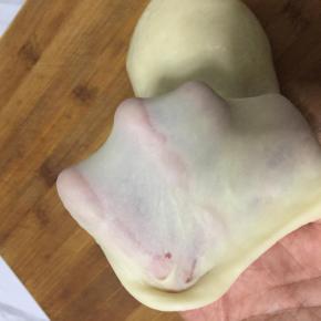 松弛后的油皮可以拉出一张薄薄的手套膜