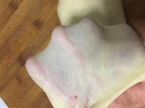 松弛后的油皮可以拉出一张薄薄的手套膜