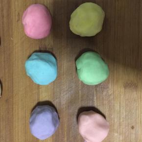 揉均匀，每种颜色再分成6个，盖保鲜膜备用
