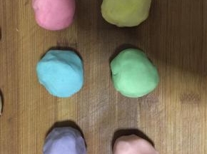 揉均匀，每种颜色再分成6个，盖保鲜膜备用