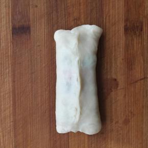 包紧油酥，收口要收紧捏紧。