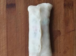 包紧油酥，收口要收紧捏紧。