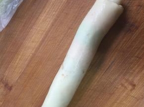 从一边由上至下卷好，收口朝下，依次卷好，盖保鲜膜松弛十分钟。
