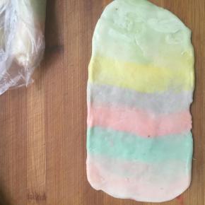 松弛好后再压扁，稍稍横向擀一下，宽度约7、8厘米，整理成长方形
你想哪 个颜色是蛋黄酥的中心就从哪个颜色开始卷起