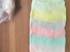 松弛好后再压扁，稍稍横向擀一下，宽度约7、8厘米，整理成长方形
你想哪 个颜色是蛋黄酥的中心就从哪个颜色开始卷起