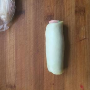 全部卷好盖保鲜膜再松弛十分钟