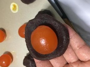 豆沙分成25克一个，包入蛋黄 ，用食指和拇指这间的虎口慢慢往上推，包好不要露出蛋黄