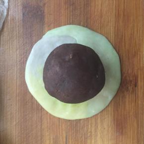 翻另一面放上豆沙蛋黄。