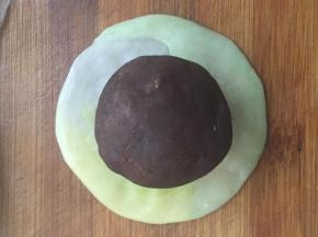 翻另一面放上豆沙蛋黄。